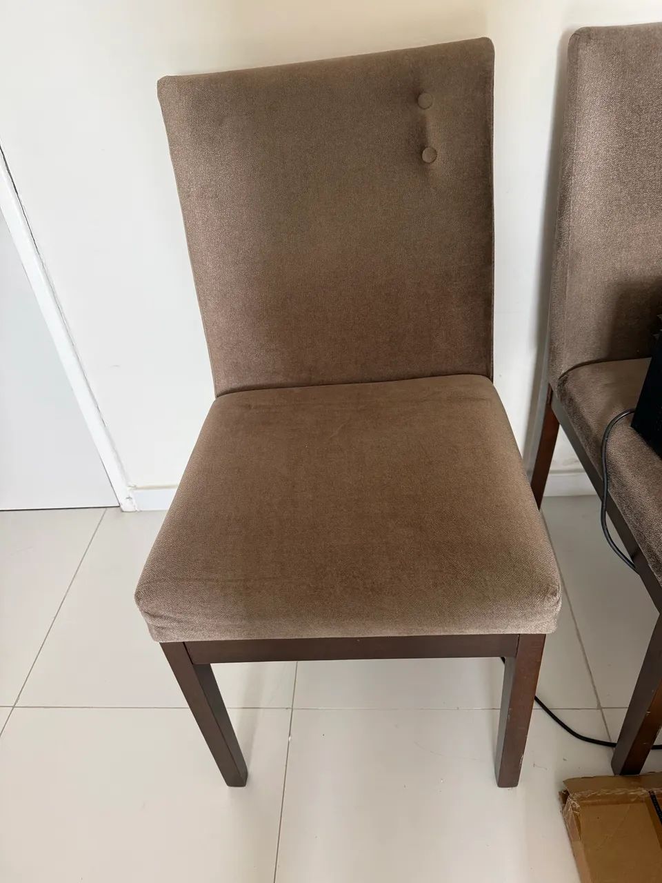 2 Cadeiras de madeira estofada