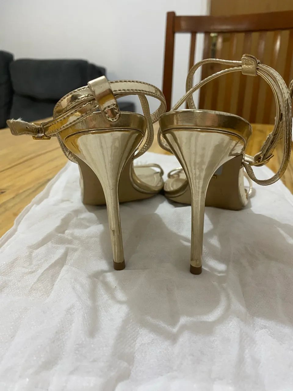 Sandália dourada Arezzo - Foto 2