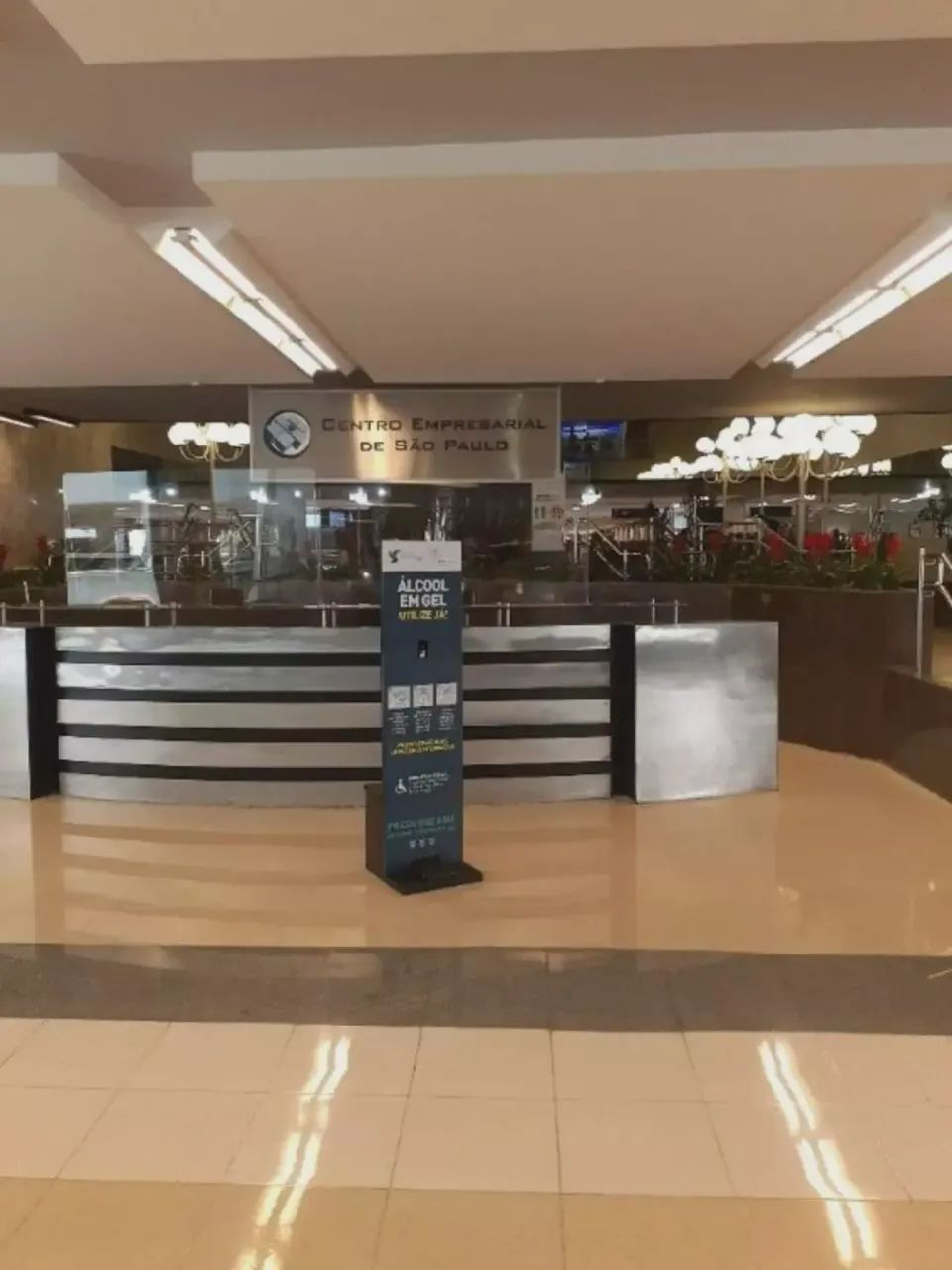Centro comercial para aluguel e venda possui 2884 metros quadrados .