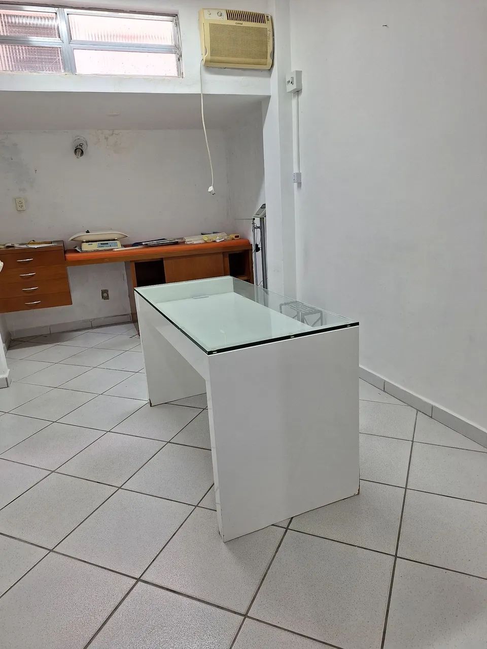 Mesa para escritório branca com vidro - Foto 4