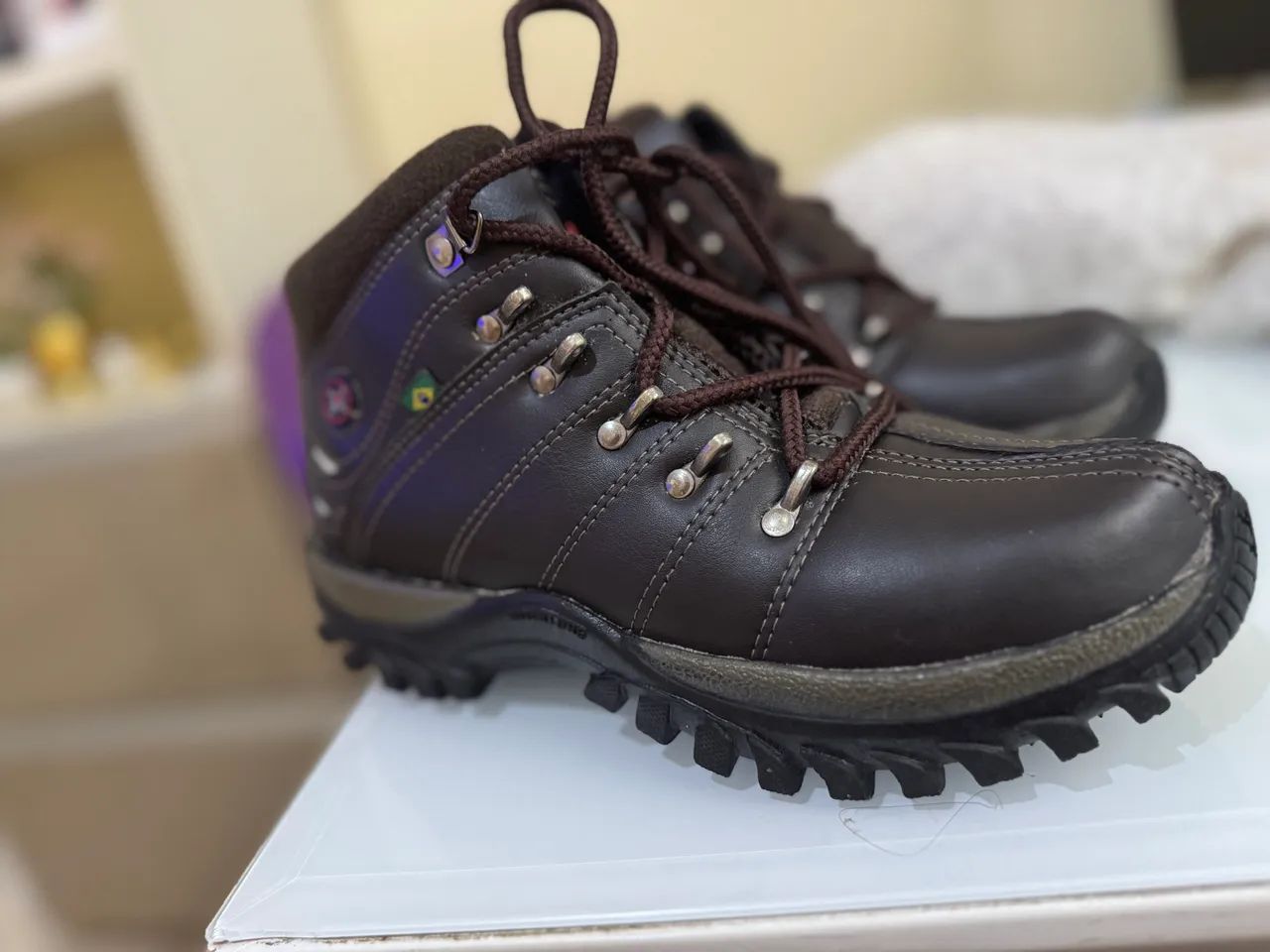 bota estilo adventure marrom com solado tratorado - Foto 3