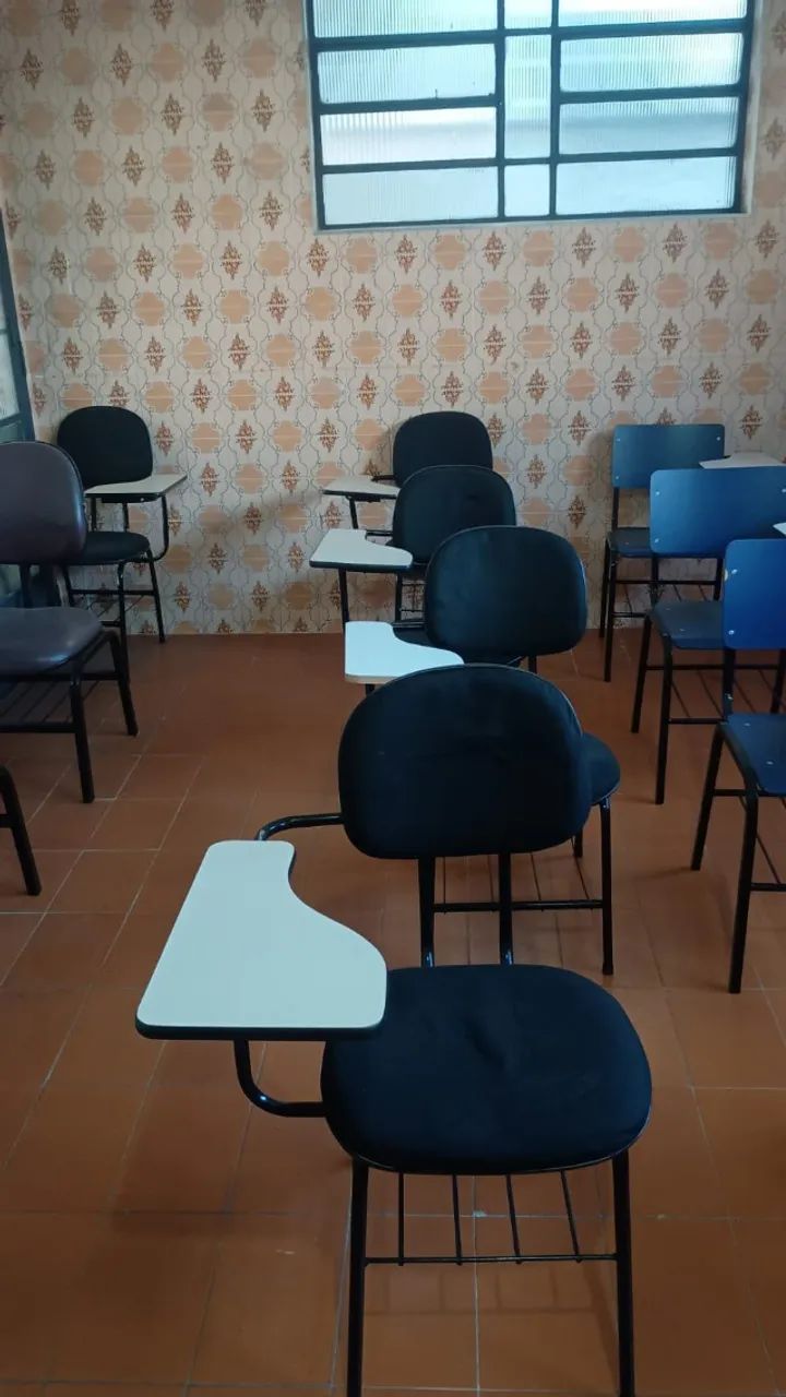 cadeiras escolares e mesa escritorio