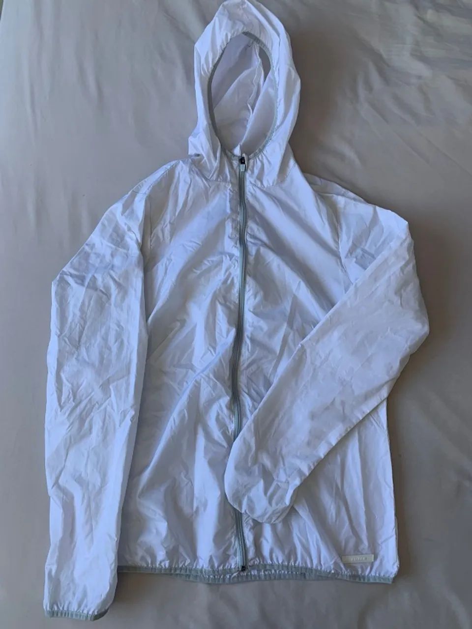Corta Vento Feminino Kalenji Branco com Capuz - Decathlon - Foto 3