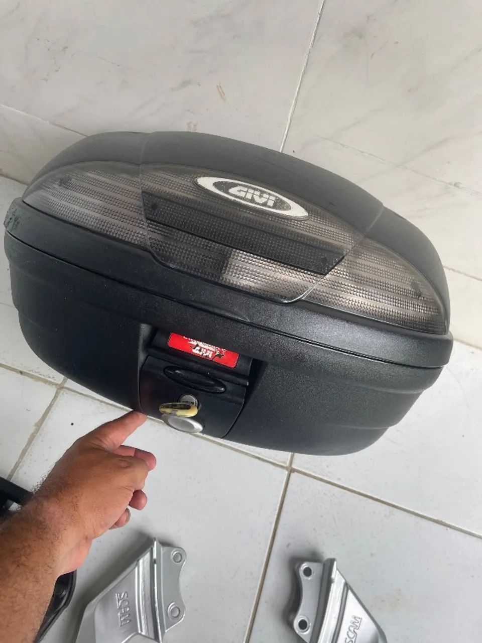 Baú de moto GIVI 45lts + bagageiro fazer original  - Foto 5