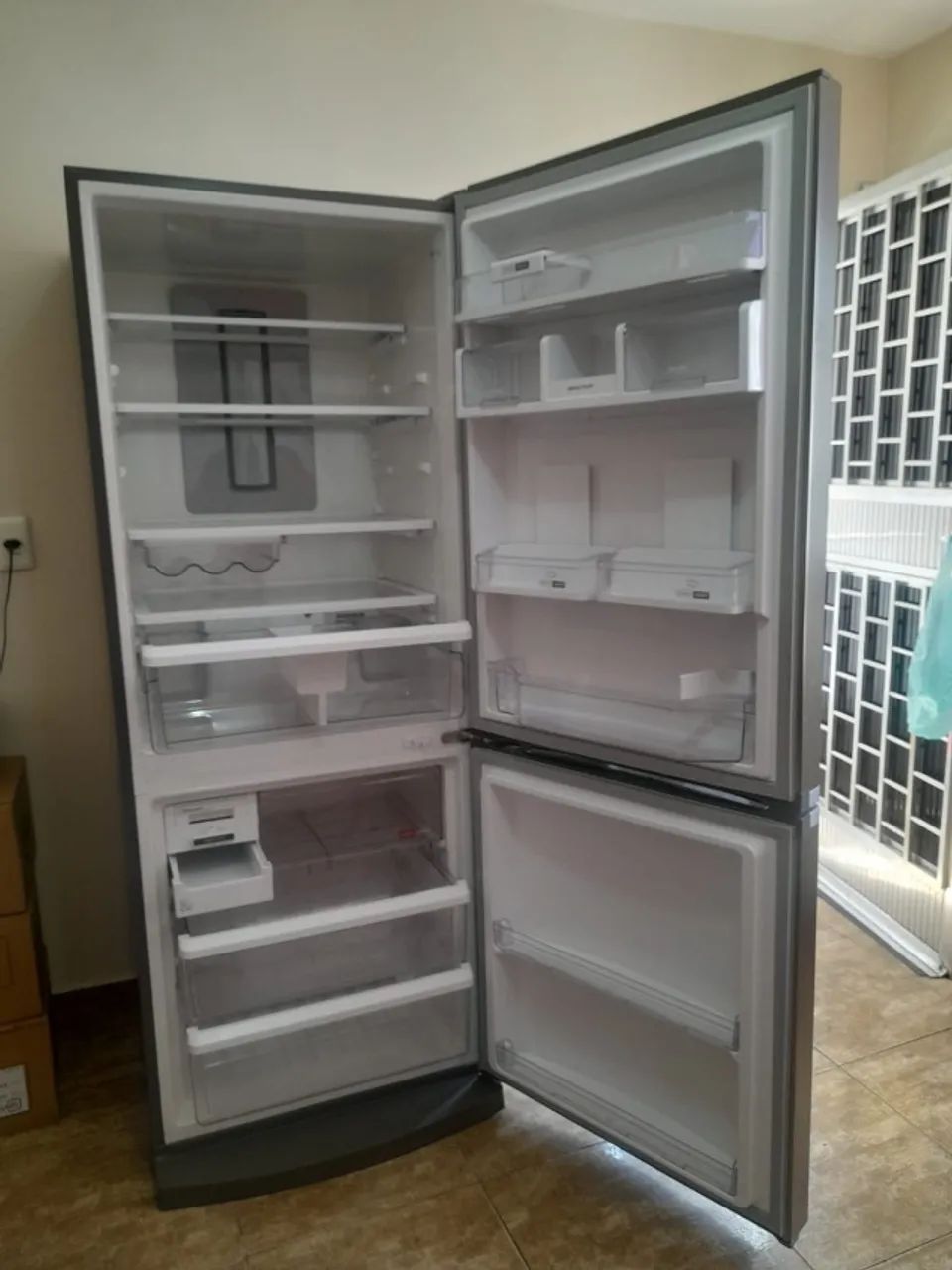 Geladeira Brastemp frost free inverse 447 litros Inox com Smart flow e Fresh box -110v  - Foto 2