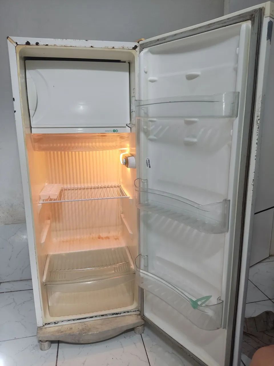 Vendo geladeira Consul 261 litros. - Foto 2