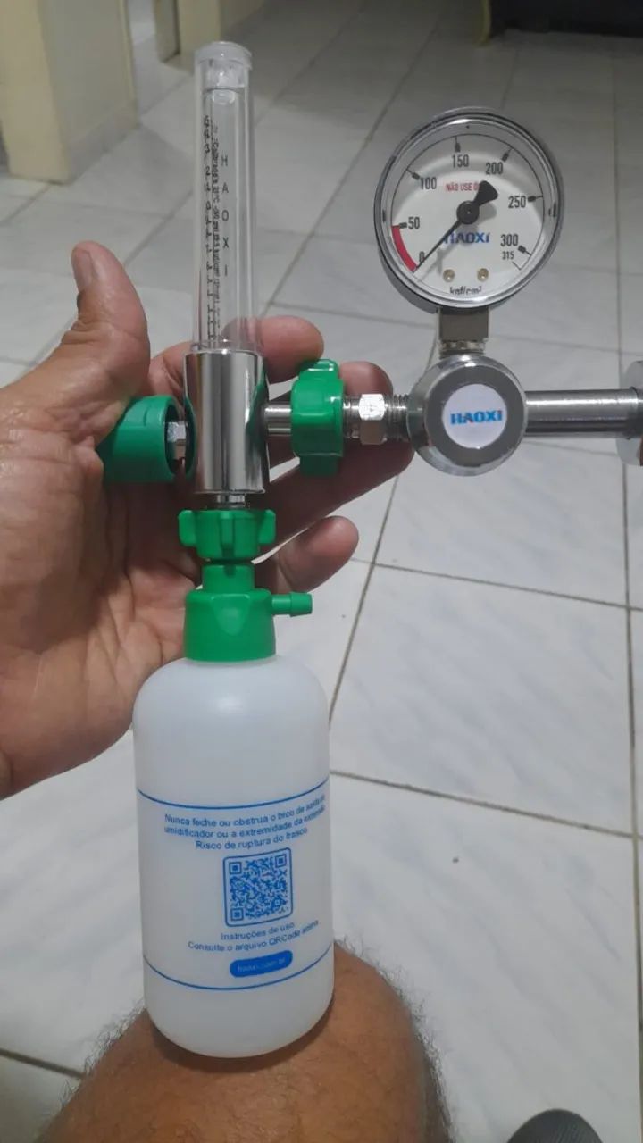 conjunto regulador de oxigênio medicinal com fluxômetro e umidificador