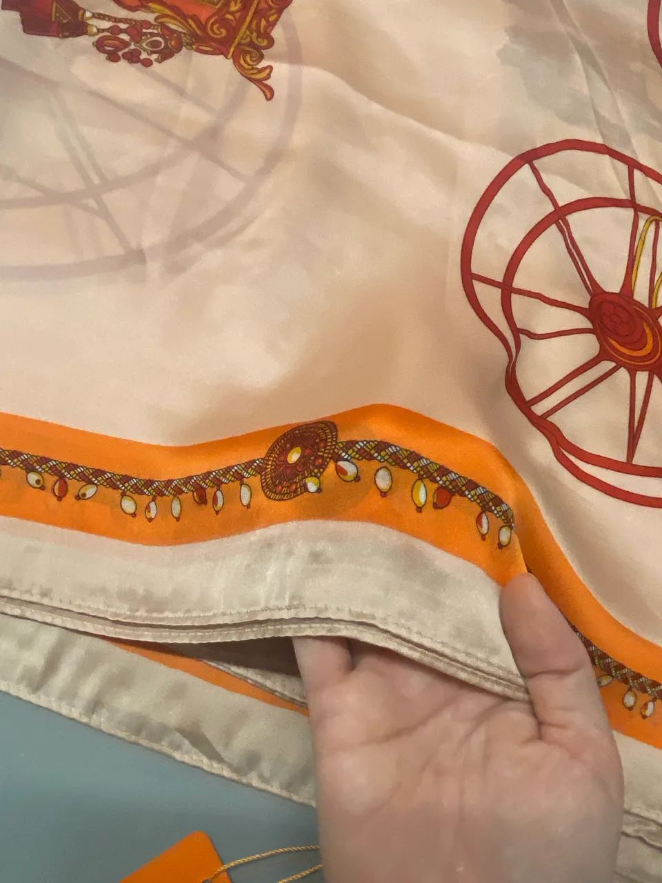 Lenço inspirado da marca francesa Hermes com detalhes em rosa vermelho e laranja carruagem - Foto 3