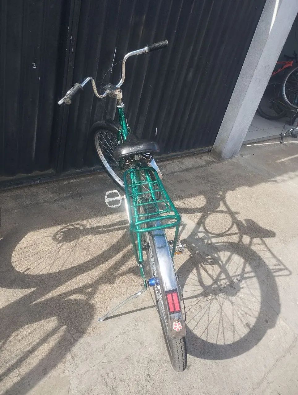 Duas bicicletas uma Absolut e uma Monark 1990