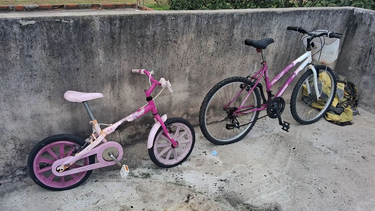 Bicicletas usadas paradas