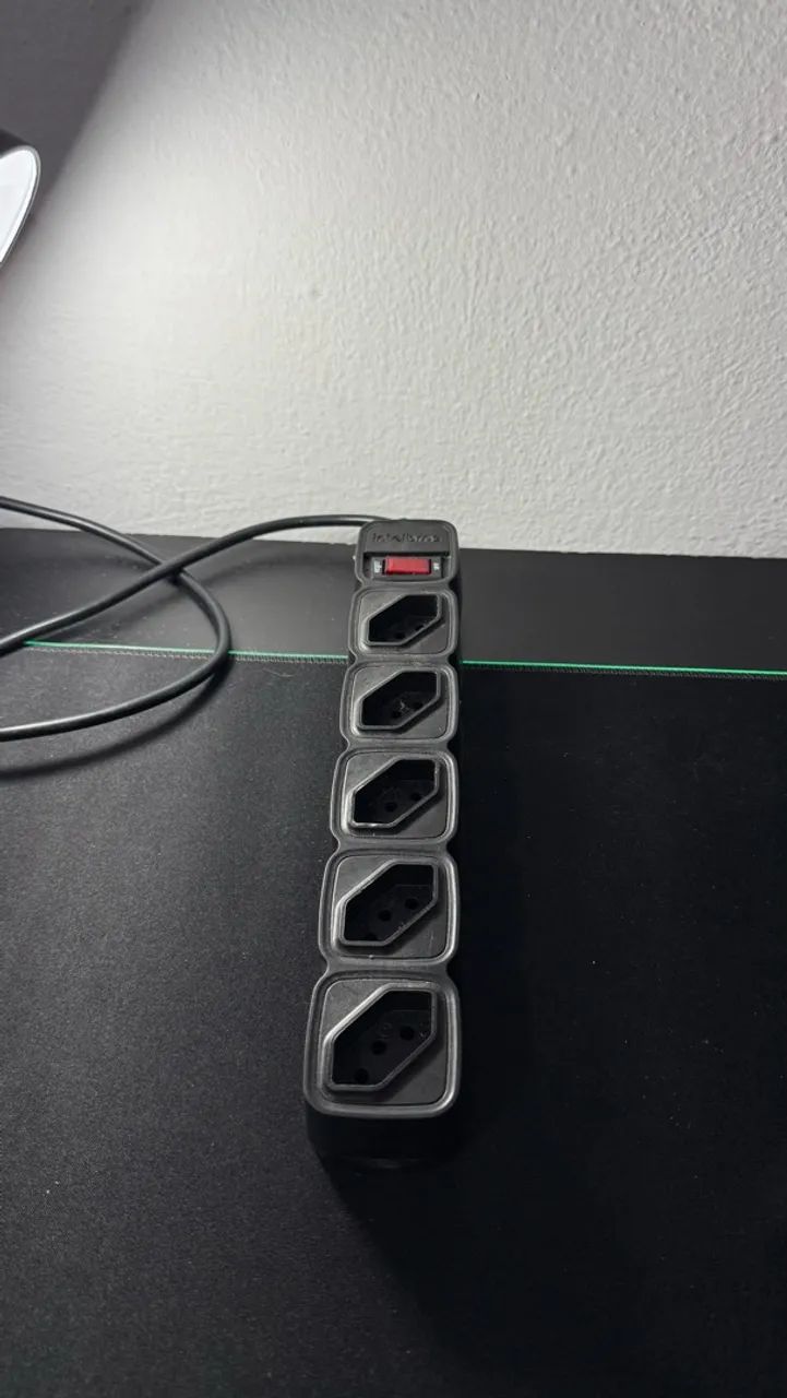 Filtro de Linha Intelbras com 5 Tomadas e Interruptor