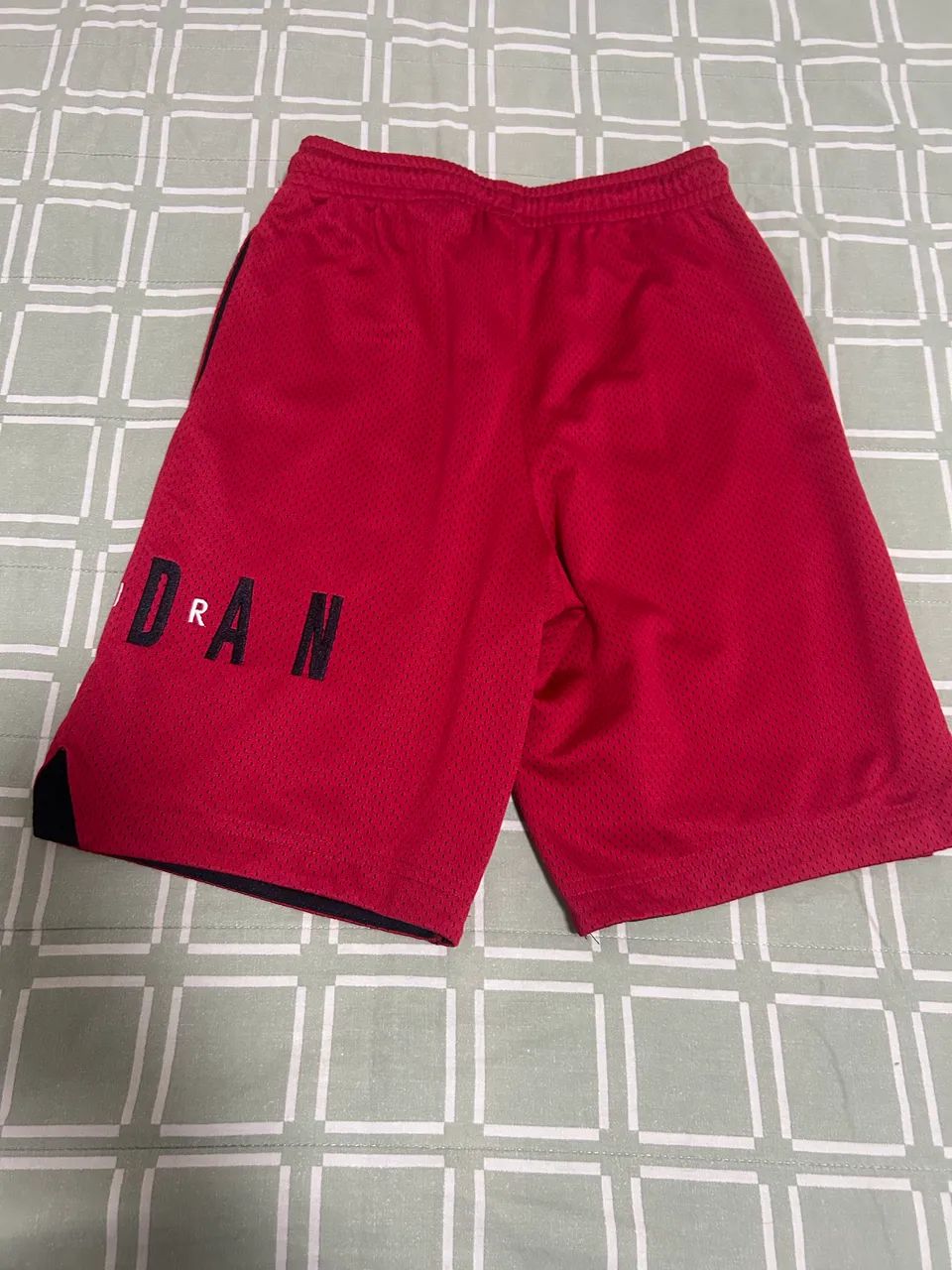 Short Jordan vermelho infantil 10-12 anos  - Foto 3