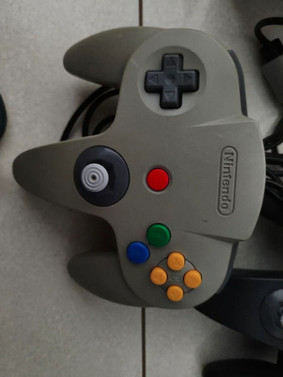 Nintendo 64 com caixa e 2 controles  - Foto 4
