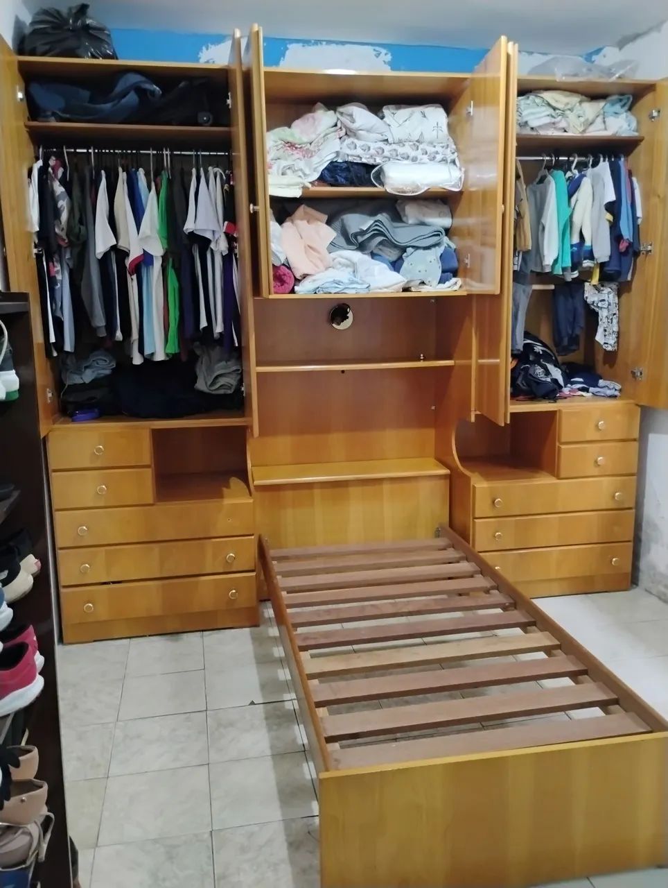 Guarda roupa de madeira bem grande. - Foto 2
