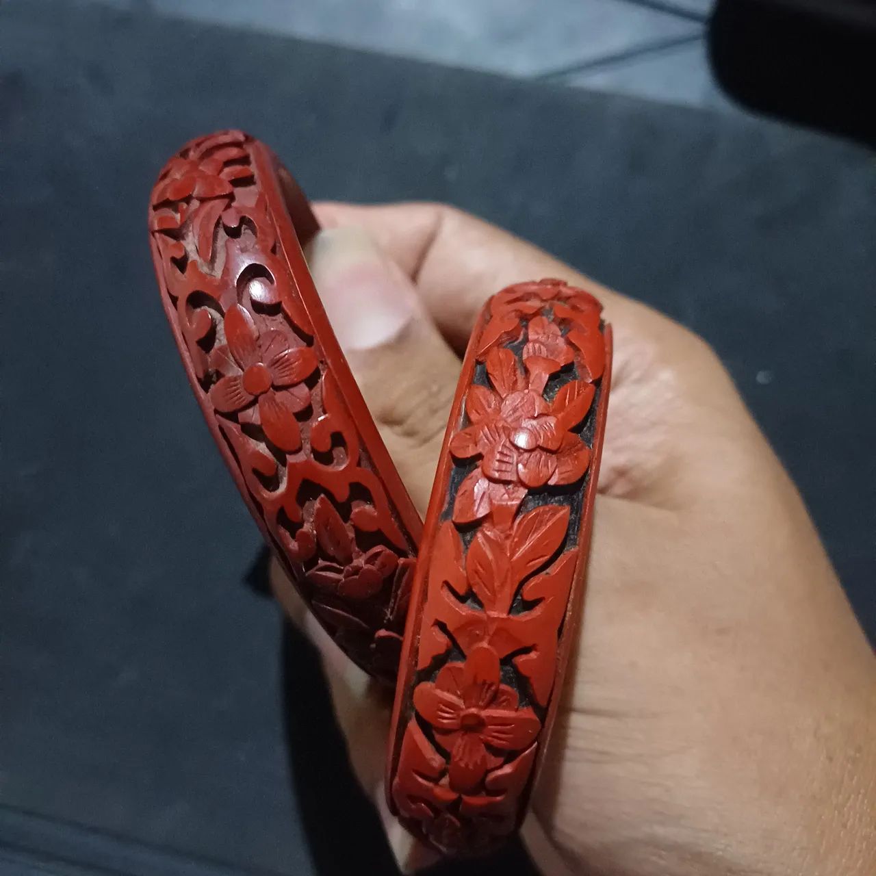 2 de braceletes antigos em madeira e laca chinesa