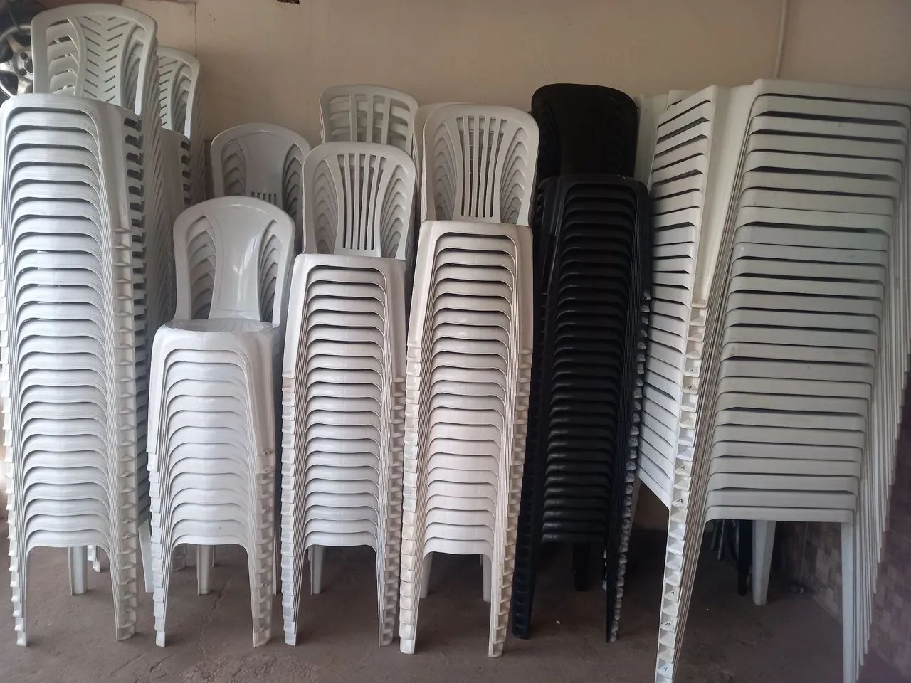 Mesas, cadeiras, toalhas e pula-pula
