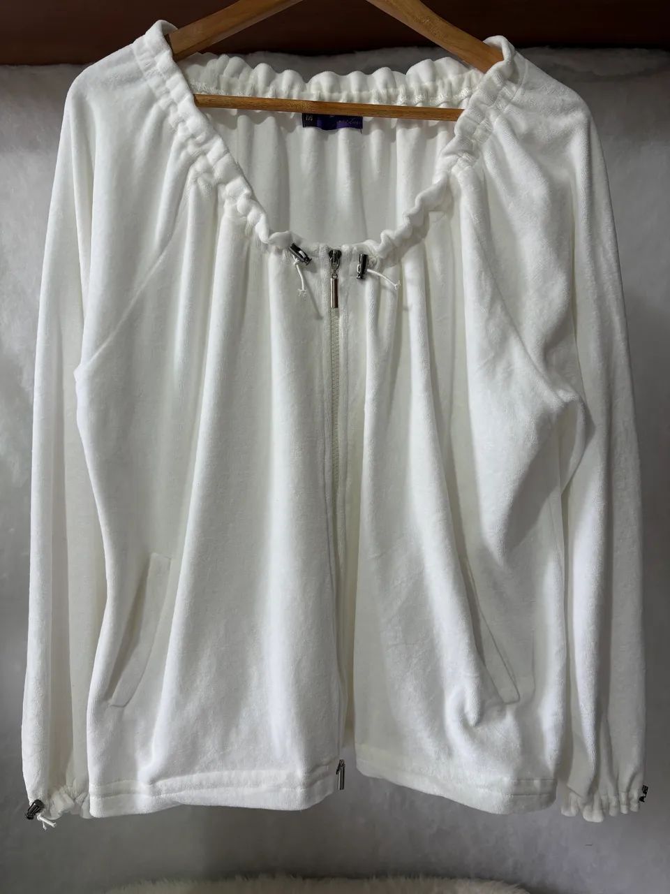 Jaqueta Usada Creme Veludo Plus Size Off White com Bolsos e Zíper 