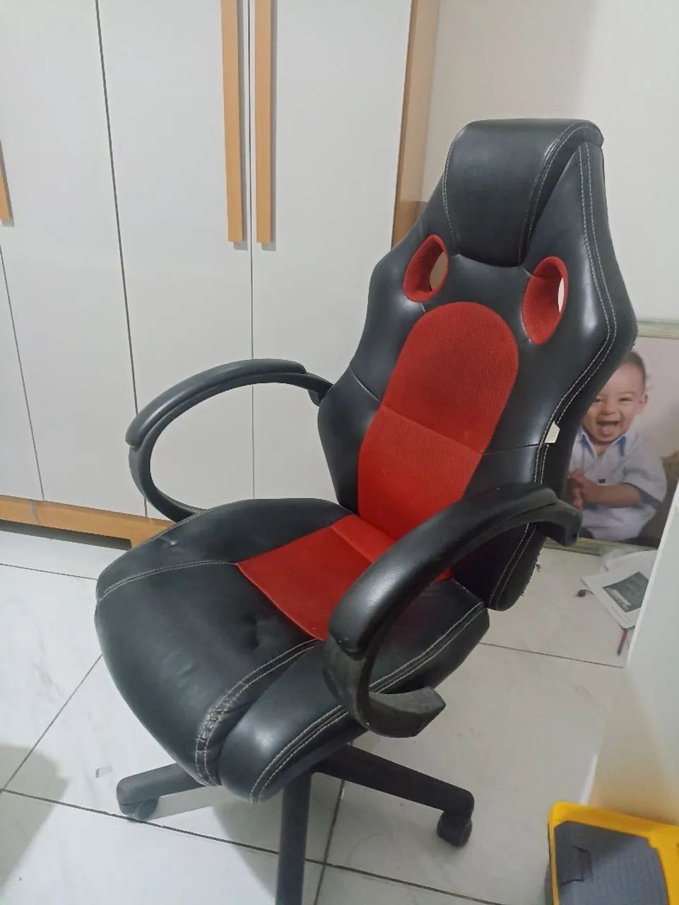 Cadeira gamer vermelha e preta usada