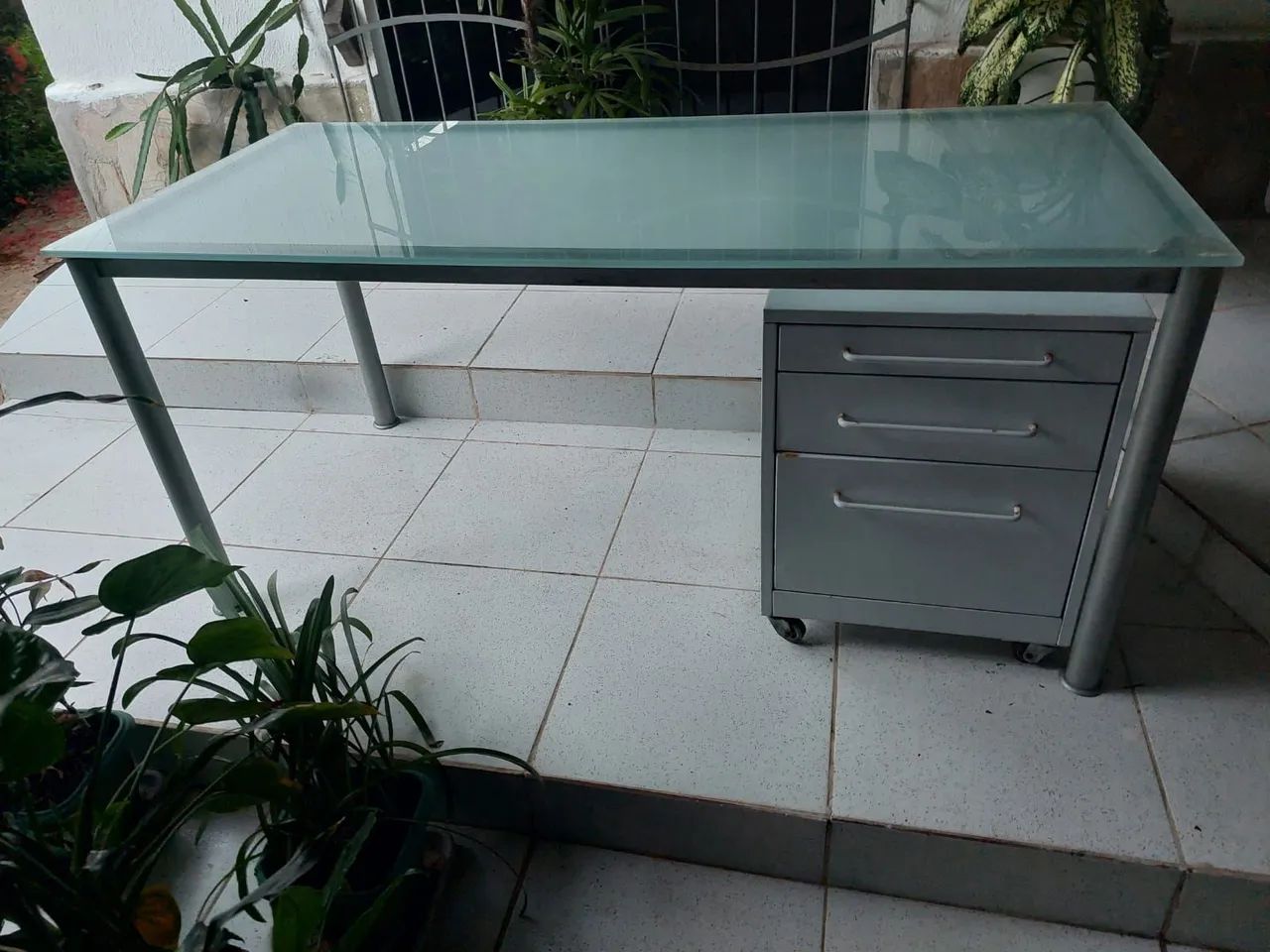 Mesa de vidro com gaveteiro para escritório 