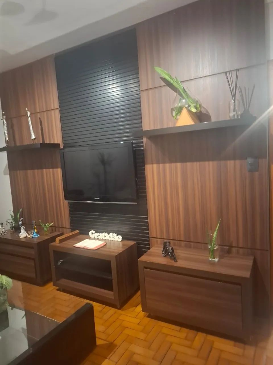 Painel de madeira com rack armários - Foto 4
