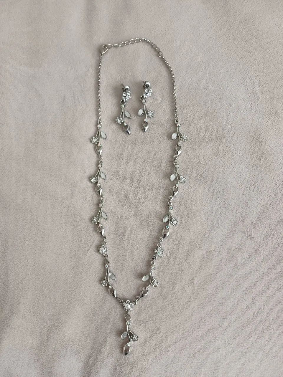 Conjunto colar e brincos prateados com strass