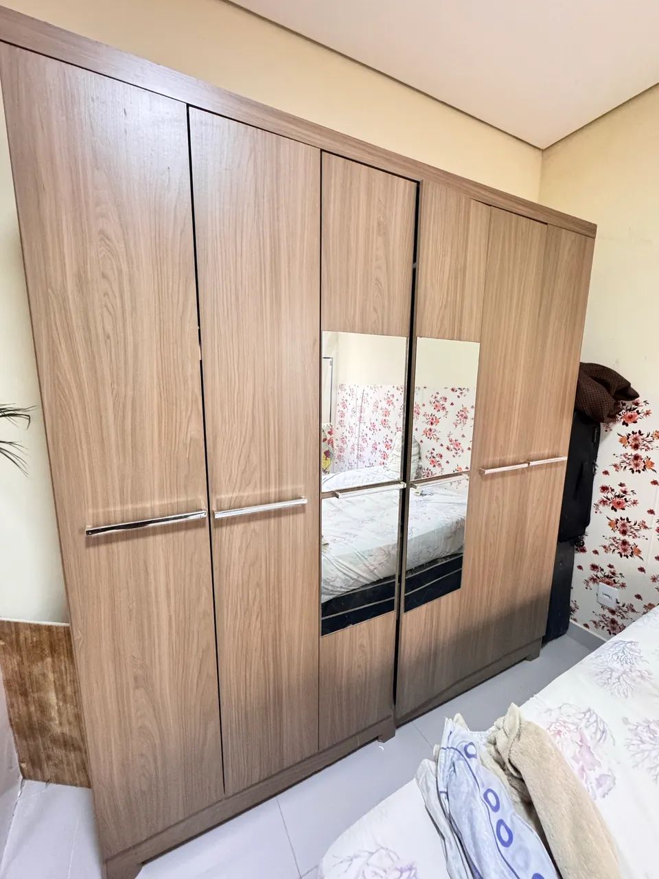 Vendo Guarda-roupa espaçoso com 6 portas,  R$ 700  Aceito proposta. 