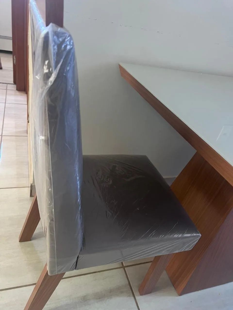 Mesa de jantar 4 cadeiras seminova - Foto 3