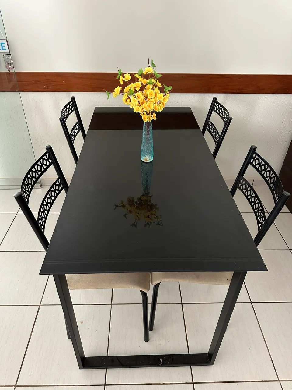 Mesa de vidro com 4 cadeiras - Foto 3