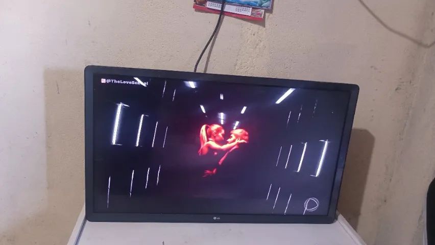Vende-se televisão smartv 32 polegadas com wi-fi 