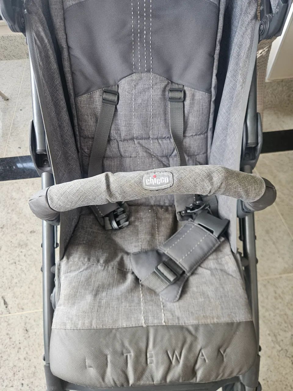 Carrinho bebê Chicco lite way - Foto 4