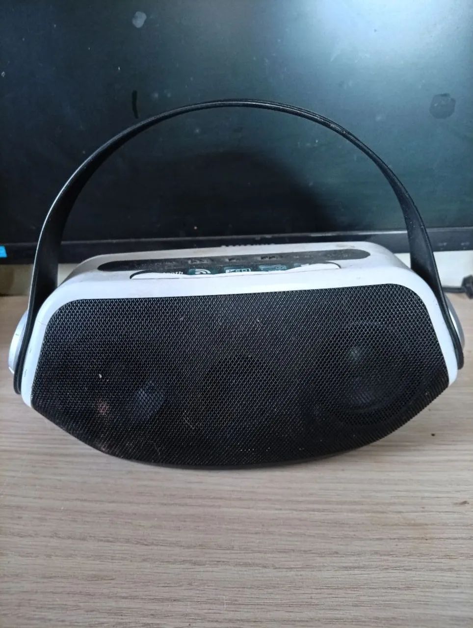 Caixa de som Bluetooth com rádio FM e lanterna com defeito 