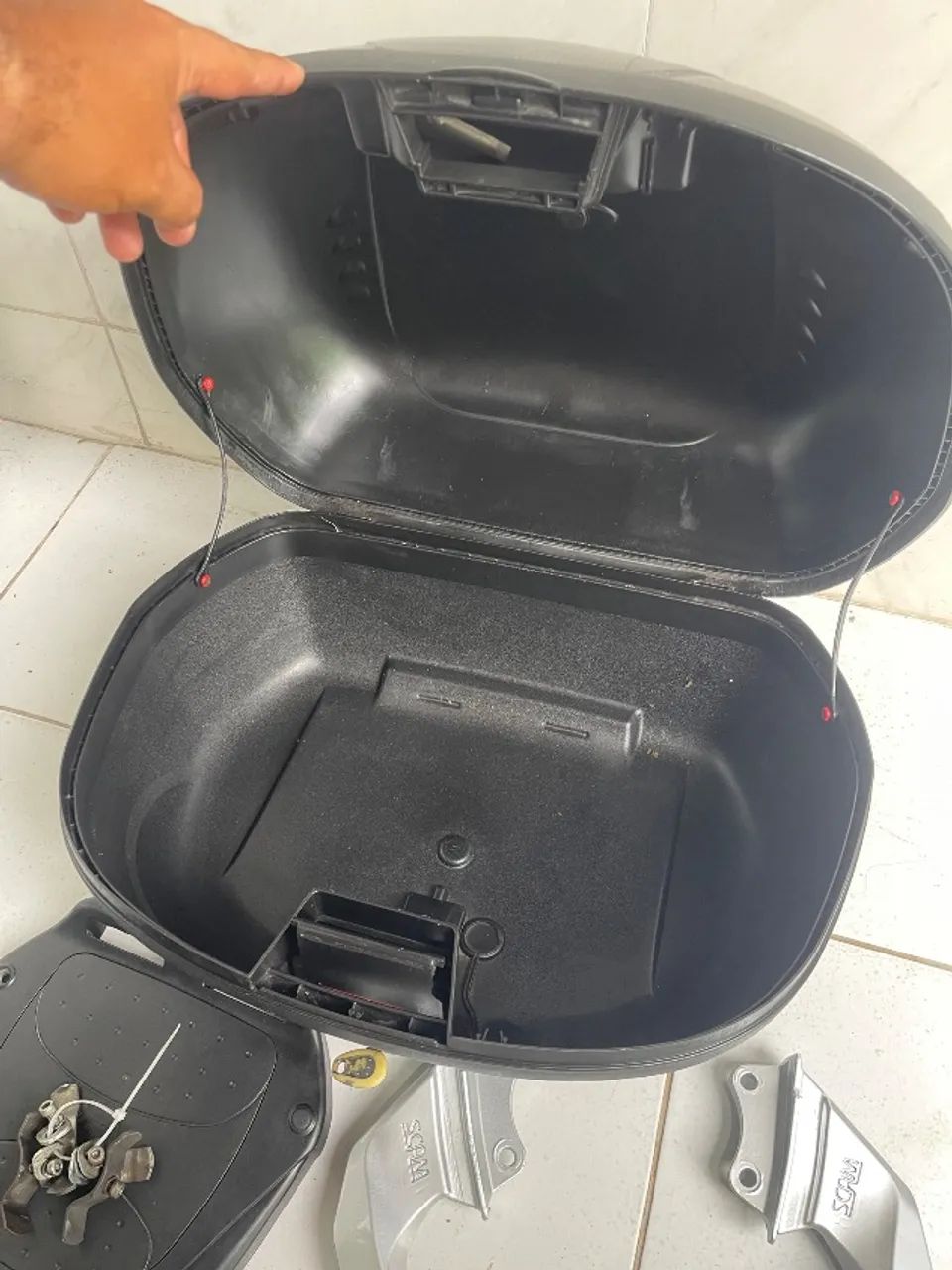 Baú de moto GIVI 45lts + bagageiro fazer original  - Foto 4