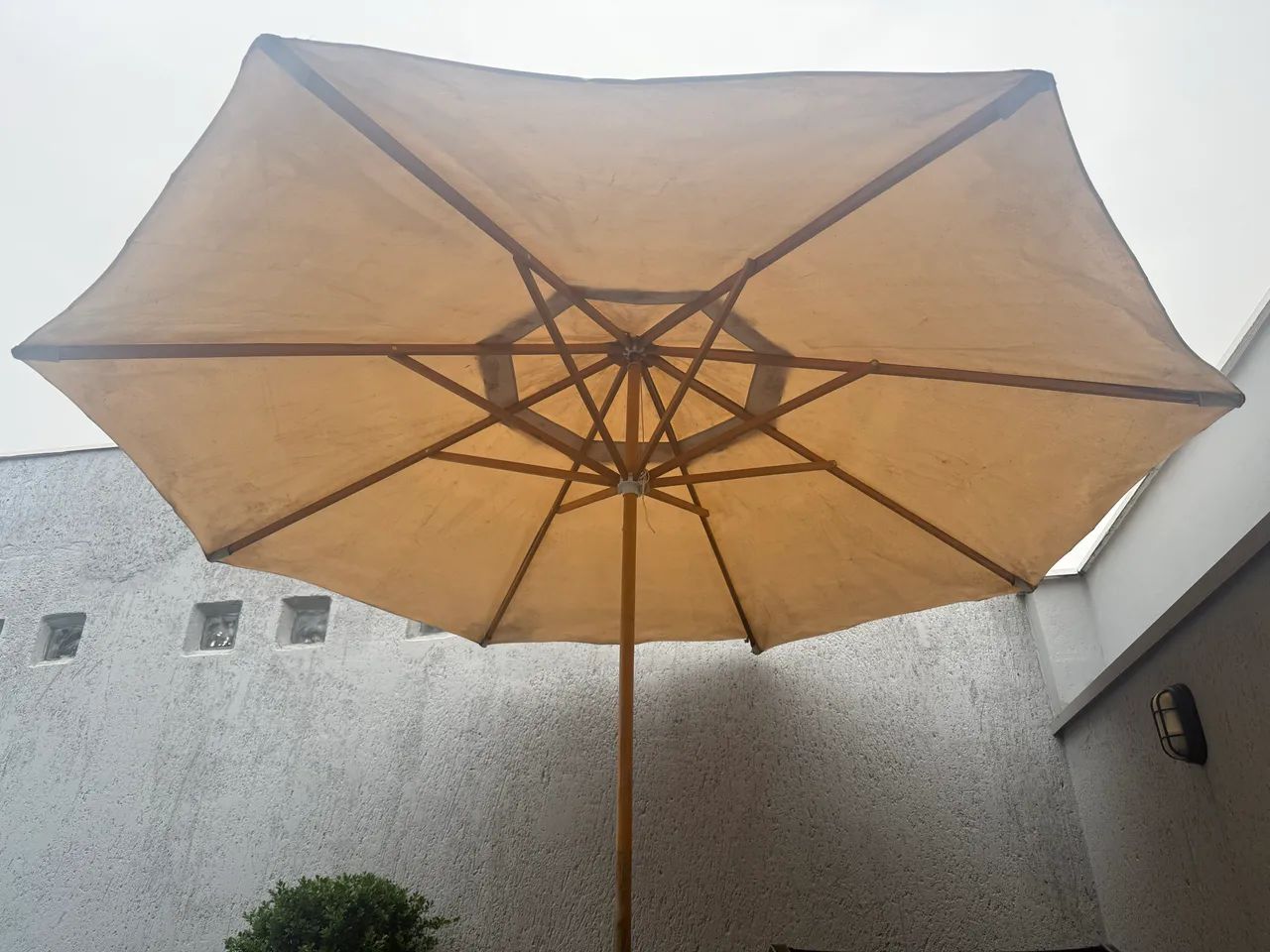 Kit externo mesa e cadeiras e guarda sol Sling 