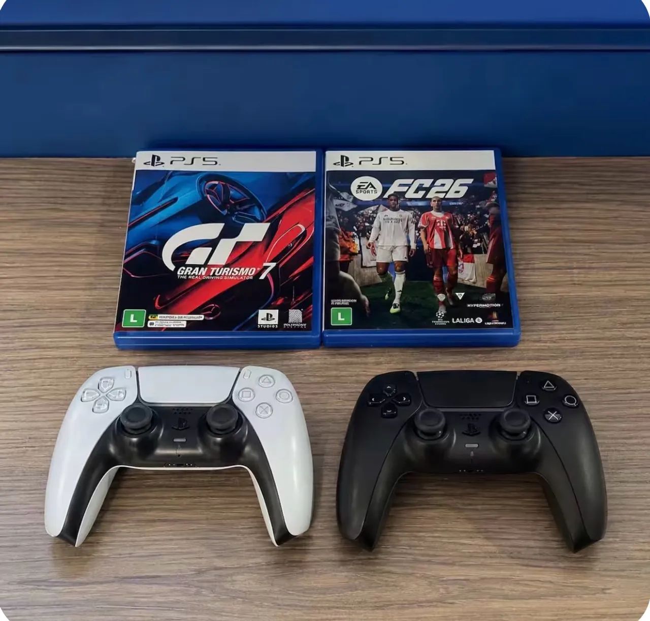 PS5 com dois controles e jogos