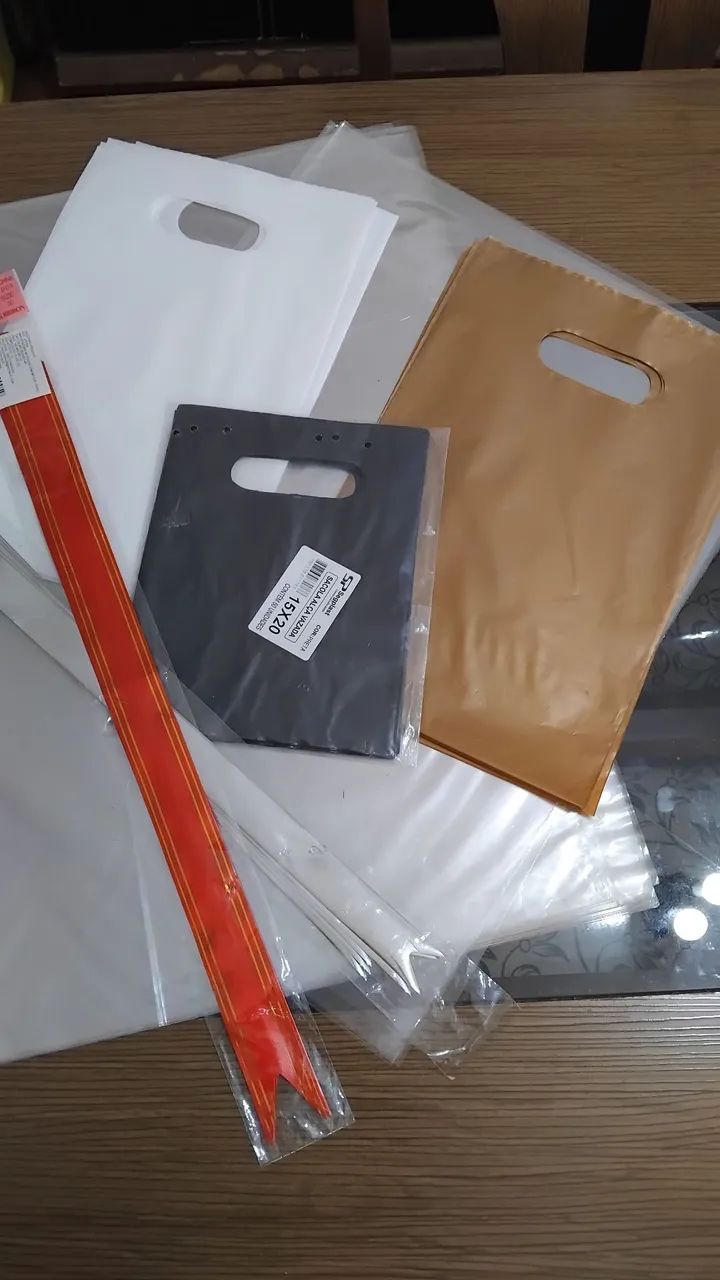 Embalagens metalizadas, sacolas, laços prontos e papéis de seda para presentes e cestas  - Foto 2