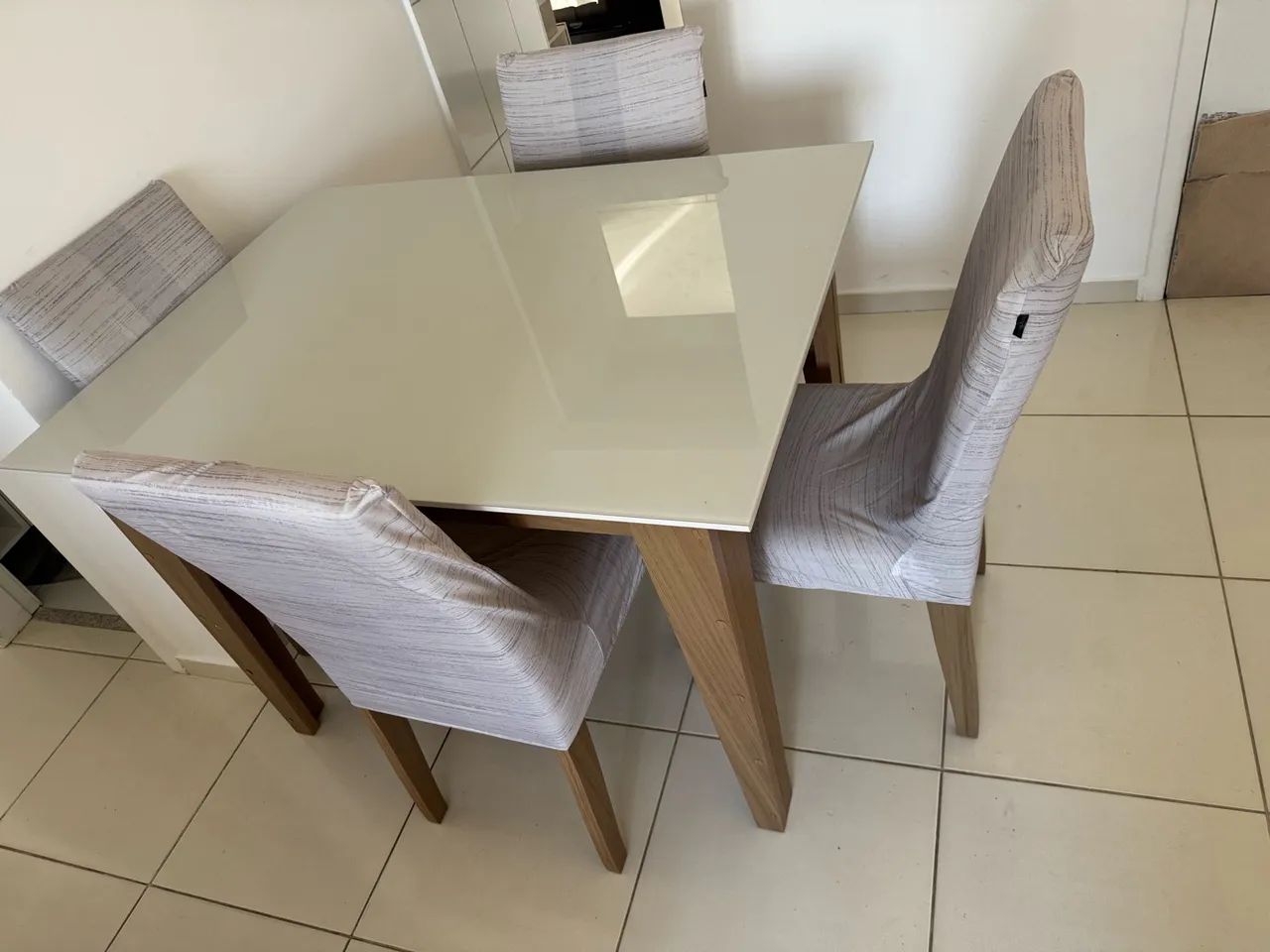 Vendo mesa com 4 cadeiras nova - Foto 3