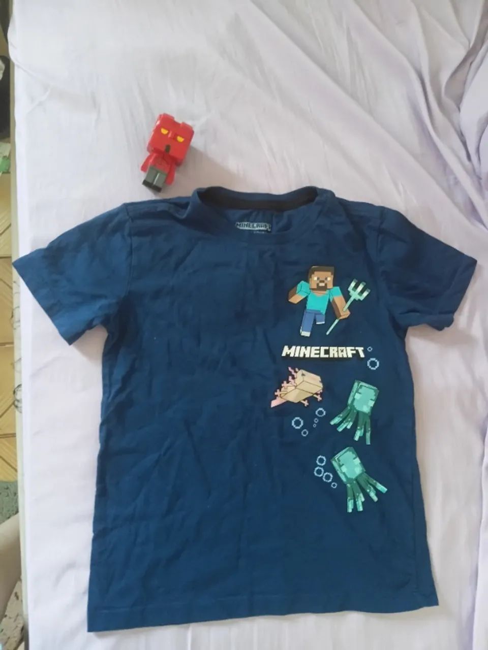 Camiseta infantil minecraft e boneco hellboy