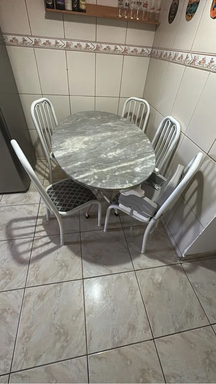 Vendo mesa de mármore 5 cadeiras 