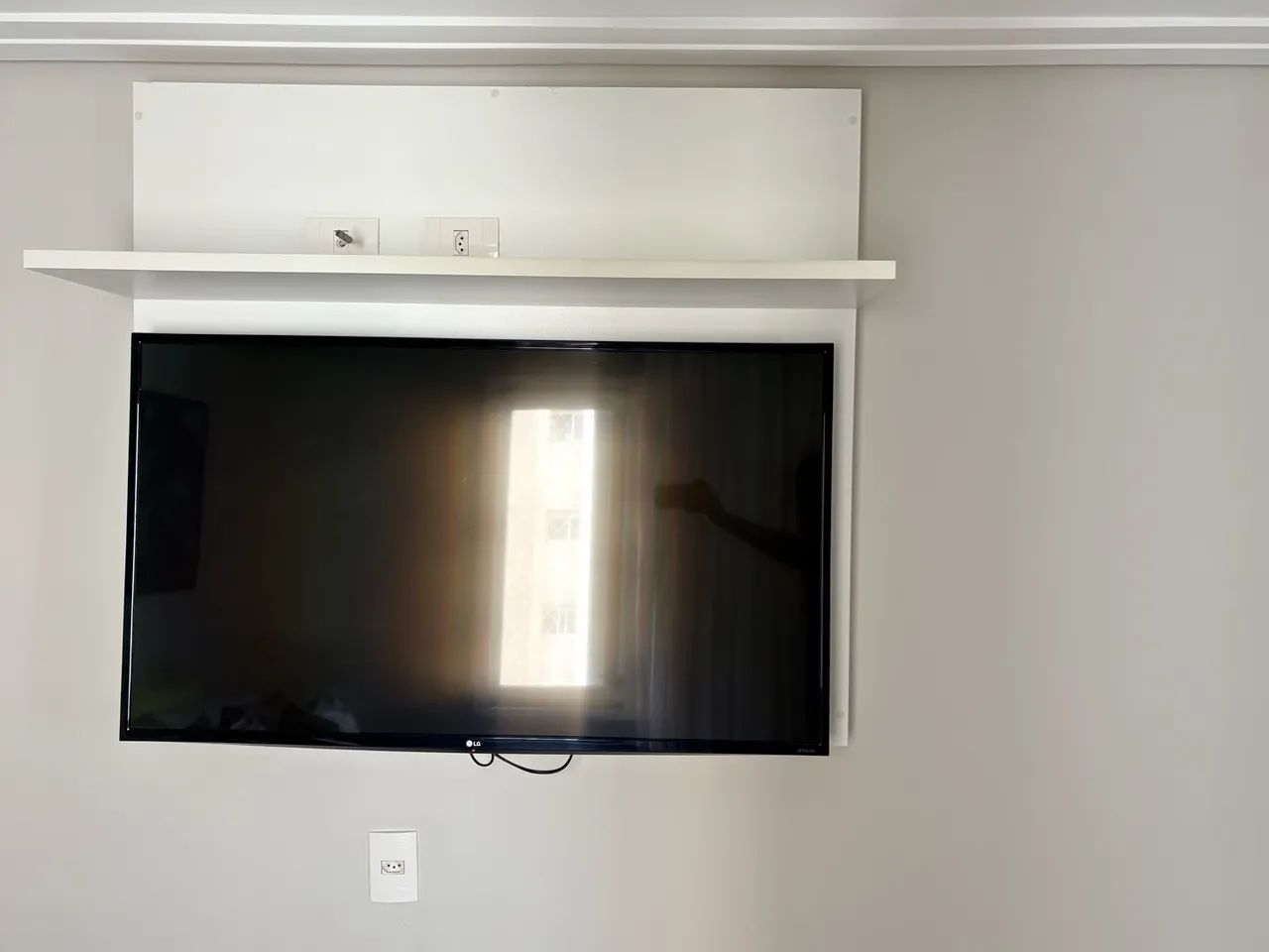 Vendo 2 painéis de TV parede Branco 