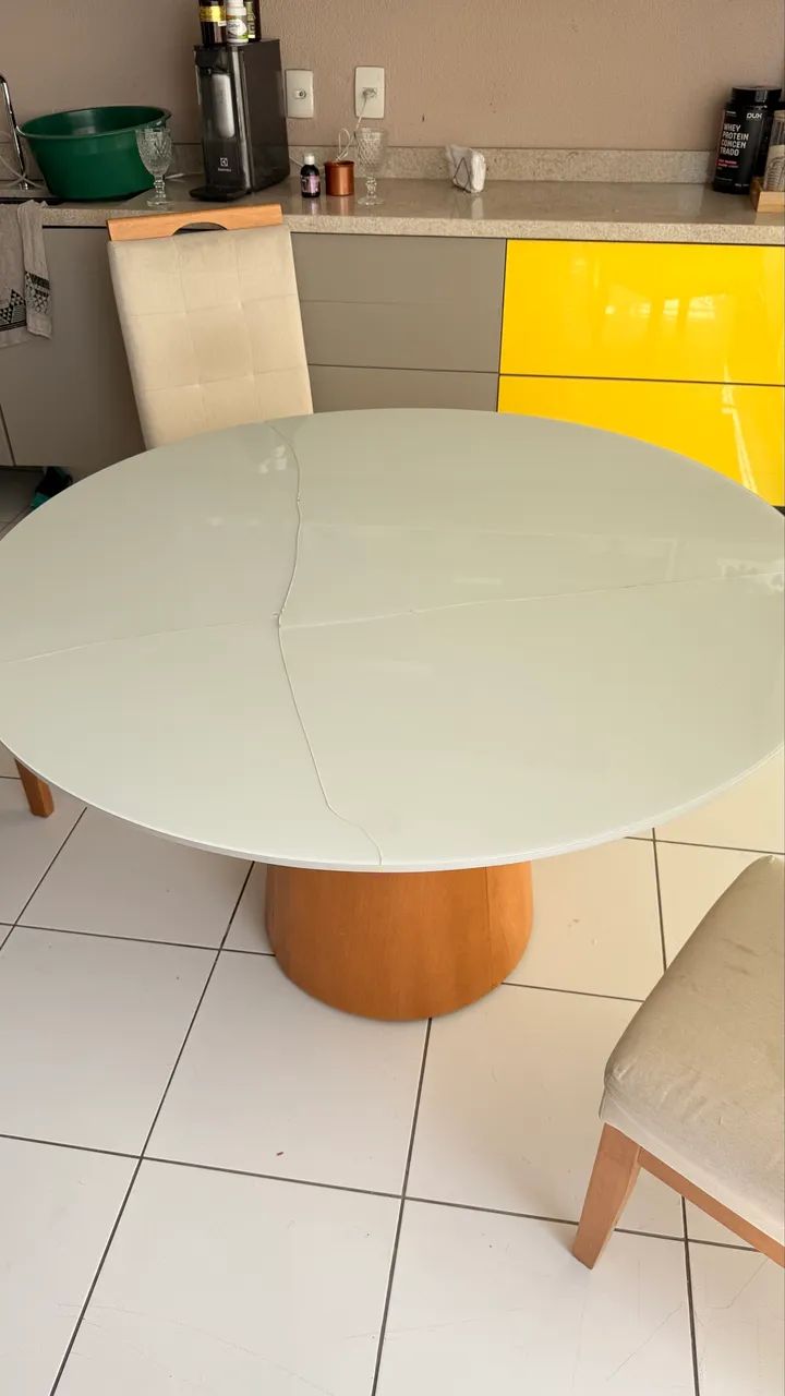 MESA REDONDA COM 4 CADEIRAS 