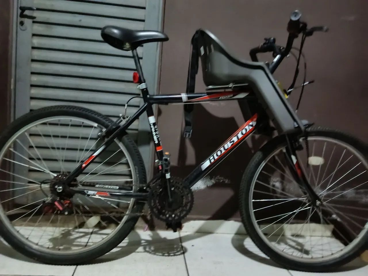 Bicicleta aro 26 com cadeirinha 