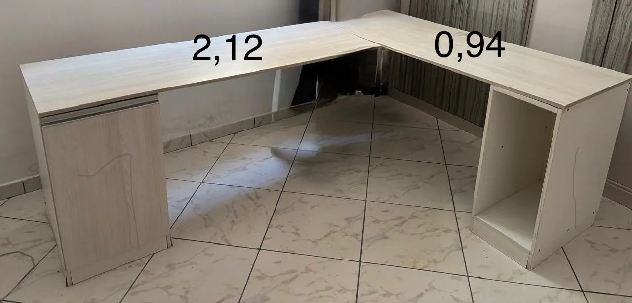 Mesa de escritório em L 