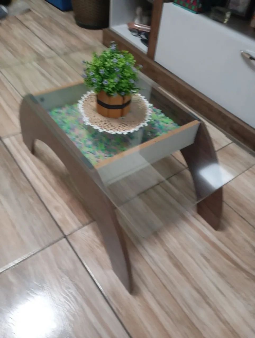 Mesinha de centro com tampo de vidro super nova impecável.