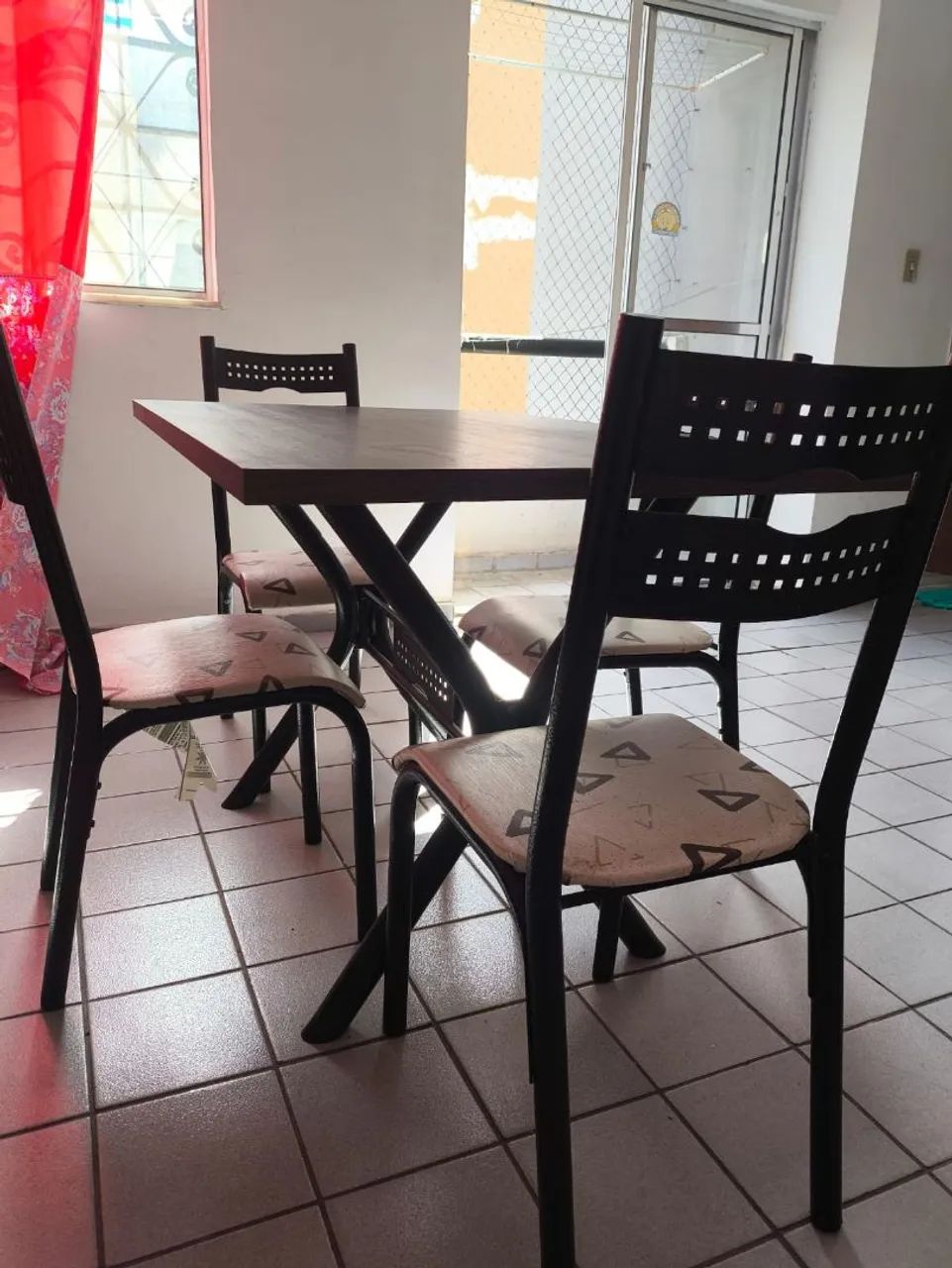 Mesa com quatro cadeiras de ferro resistente em bom estado. - Foto 2