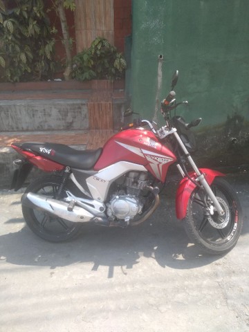 VENDO UMA MOTO HONDA TITAN 150 COM DOCUMENTAÇÃO TODA EM DIA
