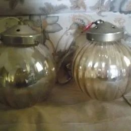 02 luminarias antigas na cor ambar com a instalação de ferro.  - Foto 2