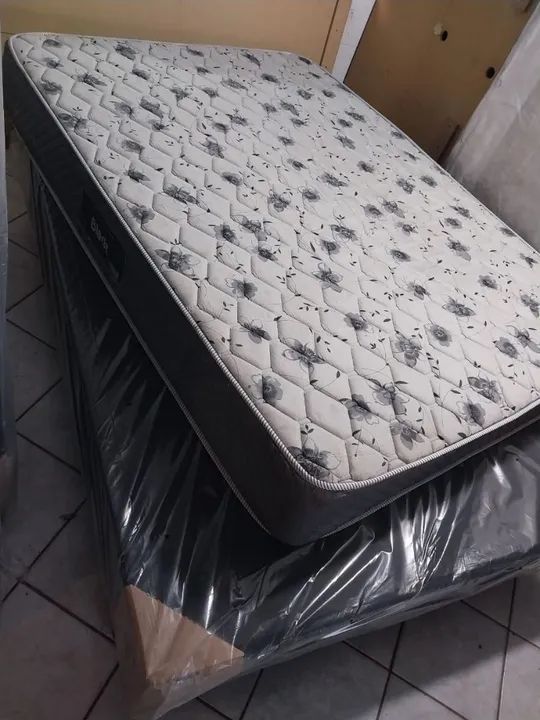 Vendo cama box de casal em excelente estado, colchão de molas ensacadas. - Foto 4