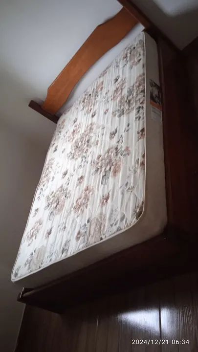 Vendo está cama de madeira maciça ,4 gavetões muito boa e forte com o colchal - Foto 6