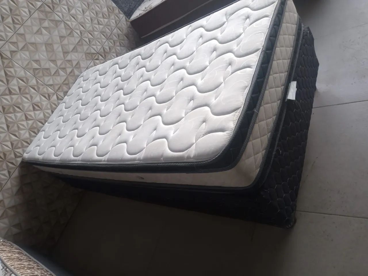 Vendo cama box  de solteiro em excelente estado, colchão de molas ensacadas. - Foto 3