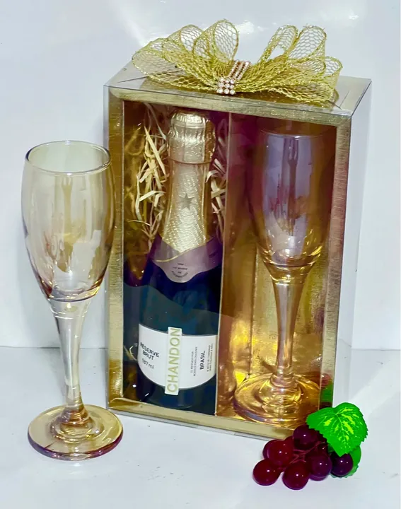 KITS PRESENTE COM MINI CHAMPANHE SHADON E TAÇA DE VIDRO NUMA LINDA CAIXA PRESENTE